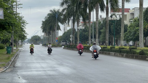 Bụi tre chắn đường lớn và đẹp bậc nhất TP Quảng Ngãi 15 năm qua, vì sao không giải tỏa được? - Ảnh 1. Bụi tre chắn đường, người dân bất chấp nguy hiểm đi ngược chiều