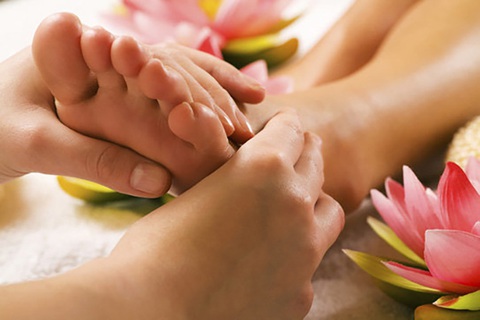 Bé gái 6 tuổi làm phiên dịch cho bố mẹ khiếm thính - Ảnh 1. Tuy quy mô nhỏ nhưng quán vẫn thu hút được lượng khách ổn định nhờ tay nghề của hai vợ chồng.
