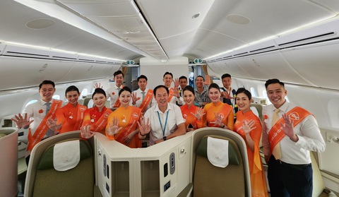 Vietnam Airlines thực hiện chuyến bay truyền thông điệp về bình đẳng giới - Ảnh 2. Phi hành đoàn của chuyến bay với trang phục mang thông điệp bình đẳng giới - Ảnh: M.NGỌC
