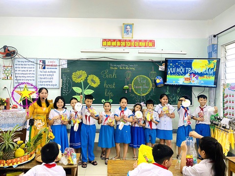 Cô giáo tự bỏ tiền khen thưởng học sinh - Ảnh 1. Cô Nguyễn Thị Huỳnh Trân vui Trung thu cùng các học sinh lớp 4/9 - Ảnh: H.T.