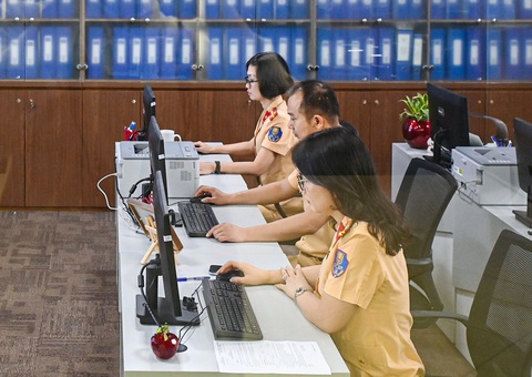 Tăng chế tài để ngăn bỏ cọc? - Ảnh 3. Cán bộ giám sát quá trình đấu giá biển số xe của Cục Cảnh sát giao thông - Ảnh: HỒNG QUANG