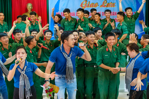 Dương Quốc Hưng thể hiện ca khúc sôi động "Vì anh thương em" được sự hưởng ứng của các chiến sĩ - Ảnh: NGUYỄN HIỀN Dương Quốc Hưng thể hiện ca khúc sôi động "Vì anh thương em" được sự hưởng ứng của các chiến sĩ - Ảnh: NGUYỄN HIỀN