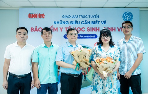 Đang giao lưu trực tuyến: Học sinh, sinh viên tham gia bảo hiểm y tế có quyền lợi ra sao? - Ảnh 1. Hai khách mời buổi giao lưu trực tuyến "Những điều cần biết về bảo hiểm y tế cho học sinh, sinh viên" (thứ hai và ba từ phải sang) tại văn phòng đại diện báo Tuổi Trẻ tại Hà Nội sáng 10-11 - Ảnh: DANH KHANG