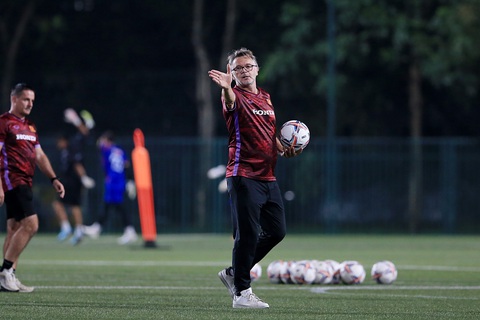 HLV Philippe Troussier nghiêm túc, gắt gao là hình ảnh thường thấy trong các buổi tập của tuyển Việt Nam - Ảnh: H.TÙNG HLV Philippe Troussier nghiêm túc, gắt gao là hình ảnh thường thấy trong các buổi tập của tuyển Việt Nam - Ảnh: H.TÙNG