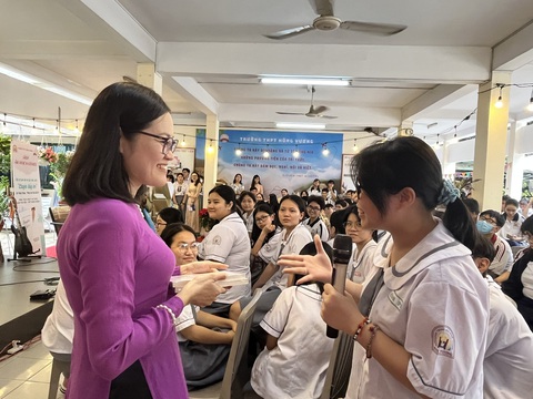 Khi đọc sách trở thành… bữa tiệc cho học sinh - Ảnh 1. Học sinh đặt câu hỏi cho tác giả - nhà báo Hoàng Hương tại buổi hoạt động "Sách - Âm nhạc và Cookies" chiều 10-11 - Ảnh: MỸ DUNG