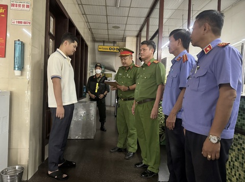 Vụ xe Thành Bưởi gây tai nạn làm 5 người chết: bắt giam phó giám đốc nhà xe Thành Bưởi - Ảnh 1. Cơ quan chức năng Đồng Nai tống đạt các quyết định khởi tố bị can và lệnh bắt bị can để tạm giam với ông Lê Dương - phó giám đốc Công ty TNHH Thành Bưởi - Ảnh: Công an cung cấp