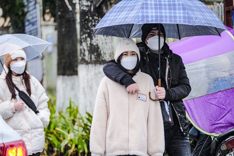 Không khí lạnh mạnh tràn xuống, miền Bắc rét nhất từ đầu mùa, miền Trung mưa lớn - Ảnh 1. Không khí lạnh mạnh tràn xuống, miền Bắc rét nhất từ đầu mùa, miền Trung mưa lớn - Ảnh: NAM TRẦN