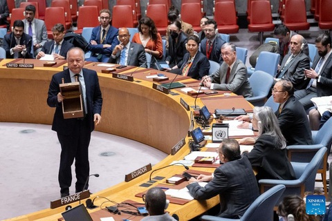 Lần đầu tiên Nga mất ghế thẩm phán tại tòa ICJ của Liên Hiệp Quốc - Ảnh 1. Một nhân viên hội nghị đưa ra thùng phiếu trong cuộc họp của Hội đồng Bảo an Liên Hiệp Quốc để bầu các thẩm phán của Tòa án Công lý quốc tế. Ảnh chụp tại trụ sở Liên Hiệp Quốc ở New York, Mỹ vào ngày 9-11 - Ảnh: TÂN HOA XÃ