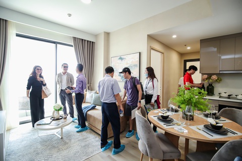 Diện mạo của khu compound cao cấp ở khu Đông TP.HCM - Ảnh 2. Khách hàng đến "xem tận mắt, chạm tận tay" để tìm kiếm tổ ấm trong mơ tại Grand Park