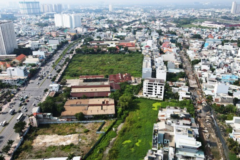 Bình Tân xin 7 lô đất công sử dụng không hiệu quả làm trường học - Ảnh 1. Chùm 3 lô đất công đang để trống trên đường Kinh Dương Vương, quận Bình Tân tại các địa chỉ 558, 574, 366. Quận kiến nghị sử dụng những lô đất này để xây trường học