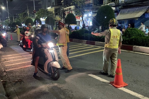 Bạn đọc tranh luận về quy định Cấm tuyệt đối người có nồng độ cồn lái xe - Ảnh 1. Lực lượng Công an Bình Dương và Cục Cảnh sát giao thông phát hiện hơn 900 lái xe vi phạm nồng độ cồn chỉ trong bốn ngày kiểm tra - Ảnh: T.D.