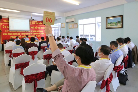 Tăng chế tài để ngăn bỏ cọc? - Ảnh 1. Bốn công ty tham gia đấu giá các lô đất ở Thủ Thiêm đều đã bỏ cọc. Trong ảnh: đại diện các doanh nghiệp tham gia buổi đấu giá bốn lô đất thuộc khu chức năng số 3, khu đô thị mới Thủ Thiêm, TP Thủ Đức, TP.HCM (tháng 12-2021) - Ảnh: N.THỊNH