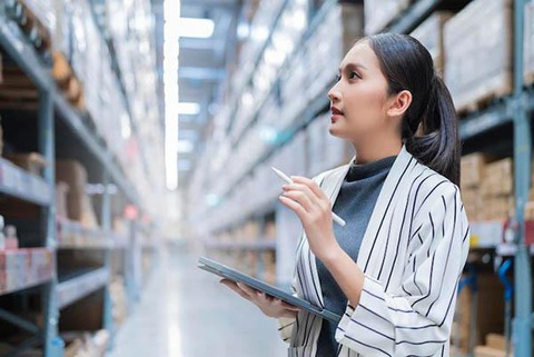 Nhân viên kinh doanh logistics và những điều cần biết trong nghề- Ảnh 4. Nhân viên kinh doanh logistics trong các công ty Forwarder - Ảnh: Pexels.