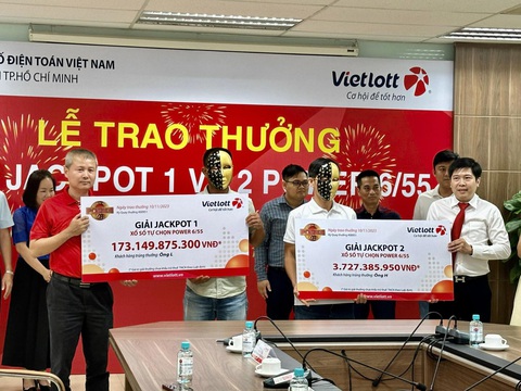 Một người làm tự do ở TP.HCM trúng Vietlott hơn 173 tỉ đồng - Ảnh 1. Vietlott trao Jackpot 1 trị giá hơn 173 tỉ đồng và Jackpot 2 trị giá hơn 3,7 tỉ đồng cho hai người chơi may mắn - Ảnh: CTV