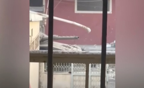 Ảnh chụp màn hình video cho thấy xe tăng Israel ở ngay bên ngoài bệnh viện al-Rantisi Ảnh chụp màn hình video cho thấy xe tăng Israel ở ngay bên ngoài Bệnh viện al-Rantisi - Ảnh: AL JAZEERA