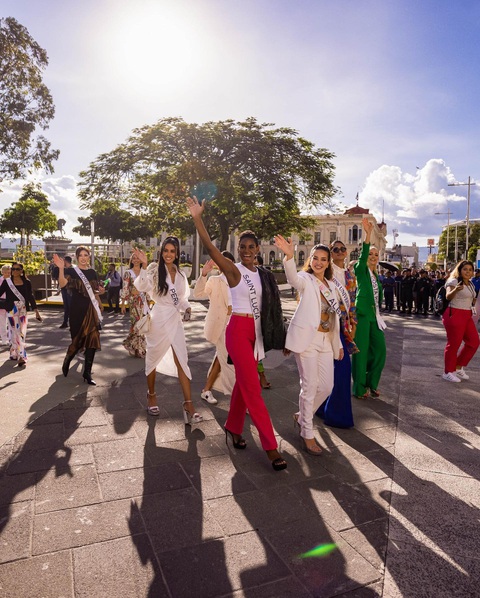 'Nữ tỷ phú' Thái Lan sở hữu Miss Universe tuyên bố phá sản - Ảnh 2. Thí sinh dự thi Miss Universe 2023 trong một hoạt động ngoài trời tại El Salvador