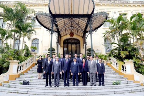 Việt Nam, Trung Quốc chuẩn bị có đường dây nóng các vụ đột xuất trong nghề cá - Ảnh 2. Đoàn Việt Nam và Trung Quốc chụp ảnh sau cuộc gặp - Ảnh: Bộ Ngoại giao cung cấp