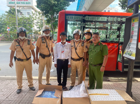Khởi tố vụ án xe buýt Phương Trang chở thuốc lá lậu - Ảnh 1. Tài xế cùng tang vật, xe buýt bị phát hiện chở thuốc lá lậu - Ảnh: Công an cung cấp