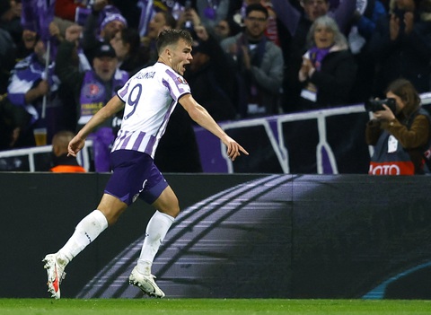 Liverpool thua trận đầu tiên ở Europa League từ đầu mùa - Ảnh 3. Dallinga ăn mừng bàn thắng thứ 2 của Toulouse - Ảnh: REUTERS