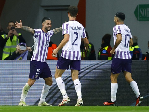 Liverpool thua trận đầu tiên ở Europa League từ đầu mùa - Ảnh 1. Niềm vui của các cầu thủ Toulouse - Ảnh: REUTERS