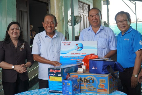 Ngư dân Bến Tre nhận 200 bình ắc quy để “thắp sáng đèn trên biển” - Ảnh 1. Nguyên Phó thủ tướng Trương Hòa Bình (thứ hai từ trái sang) cùng đại diện lãnh đạo các cơ quan trung ương, tỉnh Bến Tre đã đến thăm hỏi, động viên và tặng quà cho ngư dân Bến Tre - Ảnh: MẬU TRƯỜNG