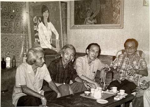 Văn Cao, trăm năm một bậc kỳ tài - Kỳ 5: Văn Cao vẽ Đặng Thai Mai - hai đỉnh núi giáp đầu - Ảnh 2. Từ trái qua “Văn Cao dỏm” Lê Chính và Văn Cao, Bùi Xuân Phái, nhạc sĩ Huy Du - Ảnh: HÀ TƯỜNG