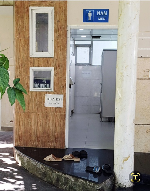 Vào nhà vệ sinh công cộng phải để giày dép bên ngoài? - Ảnh 1. Nhà vệ sinh công cộng tại công viên Gia Định phải dùng chung dép - Ảnh: N.V.H.