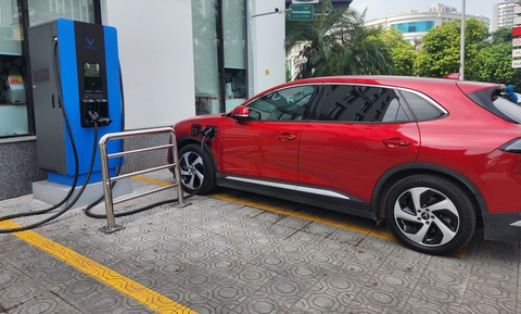 Khả năng tiếp cận trạm sạc pin là một trong những yếu tố khiến nhiều người cân nhắc khi muốn sử dụng ô tô điện - Ảnh: TUẤN PHÙNG