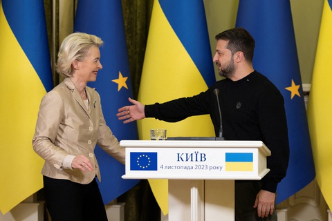 Tổng thống Ukraine Volodymyr Zelensky gặp Chủ tịch Ủy ban châu Âu Ursula von der Leyen tại Kiev hôm 4-11 - Ảnh: REUTERS Tổng thống Ukraine Volodymyr Zelensky gặp Chủ tịch Ủy ban châu Âu Ursula von der Leyen tại Kiev hôm 4-11 - Ảnh: REUTERS