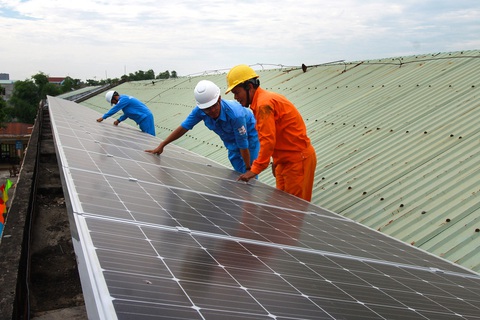 Ngóng chính sách điện mặt trời áp mái - Ảnh 5. Trang bị điện mặt trời áp mái tại Trường THCS Lê Quý Đôn, huyện Đại Lộc, tỉnh Quảng Nam - Ảnh: TẤN LỰC