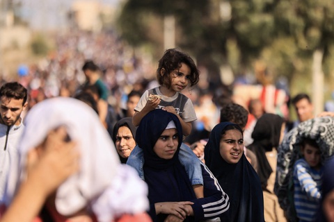 Một em bé theo gia đình chạy khỏi thành phố Gaza ngày 10-11 - Ảnh: AFP Một em bé theo gia đình chạy khỏi thành phố Gaza ngày 10-11 - Ảnh: AFP