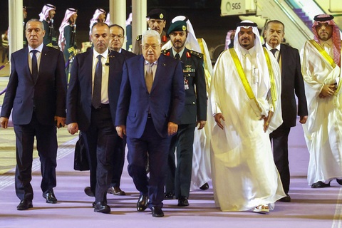 Khối Ả Rập, Hồi giáo họp bàn ngăn xung đột Israel-Hamas lan rộng - Ảnh 1. Tổng thống Palestine Mahmoud Abbas đến Saudi Arabia ngày 10-11 để dự cuộc họp chung giữa các nước Ả Rập và Hồi giáo - Ảnh: AFP
