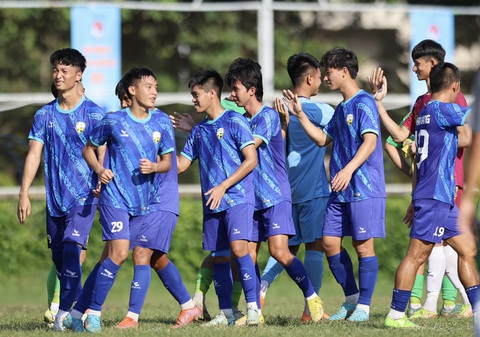 Bóng đá An Giang thăng hạng Nhì - Ảnh 1. Niềm vui của các cầu thủ An Giang khi thăng hạng - Ảnh: QUANG THỊNH