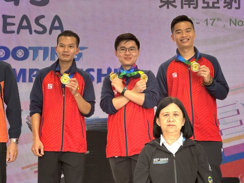 Bắn súng Việt Nam giành thêm 3 HCV ở Giải vô địch Đông Nam Á - Ảnh 1. Phan Công Minh, Lại Công Minh và Phạm Quang Huy (từ trái qua) mang về huy chương vàng nội dung đồng đội 10m súng ngắn hơi nam - Ảnh: VSF