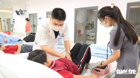 Các cháu học sinh nghi bị ngộ độc thực phẩm sau khi ăn bữa xế sáng và trưa ở Trường TH-THCS-THPT Victory - Ảnh: THẾ THẾ Các cháu học sinh nghi bị ngộ độc thực phẩm sau khi ăn bữa xế sáng và trưa ở Trường TH-THCS-THPT Victory - Ảnh: THẾ THẾ