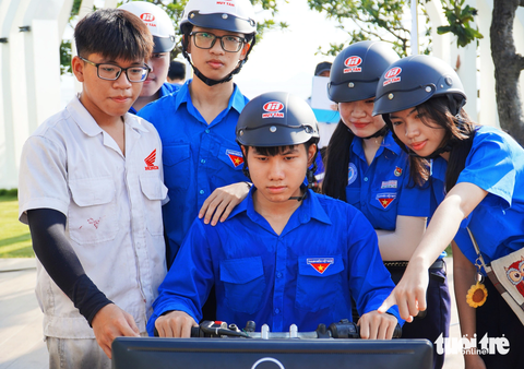 Các bạn đoàn viên tham gia tập huấn lái xe an toàn - Ảnh: TRẦN HOÀI Các bạn đoàn viên tham gia tập huấn lái xe an toàn tại Ngày hội Thanh niên với văn hóa giao thông - Ảnh: TRẦN HOÀI