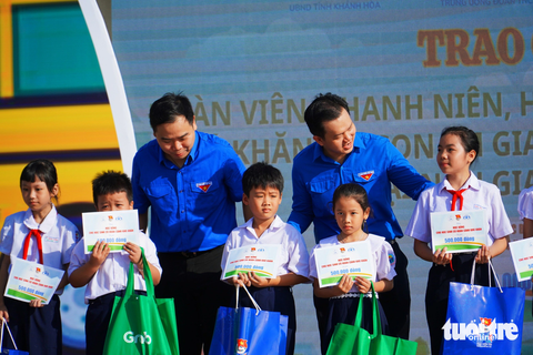 Ban tổ chức trao quà cho các em học sinh có thân nhân qua đời do tai nạn giao thông - Ảnh: TRẦN HOÀI Ban tổ chức trao quà cho các em học sinh có thân nhân qua đời do tai nạn giao thông - Ảnh: TRẦN HOÀI