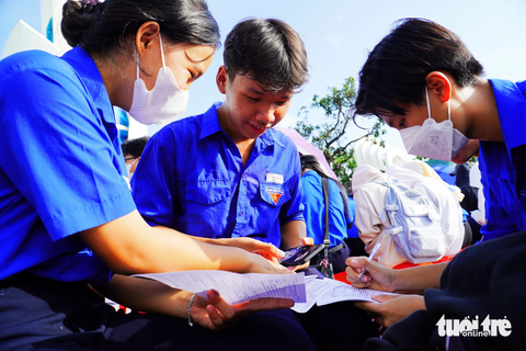 Hoạt động thảo luận, thi kiến thức về an toàn giao thông - Ảnh: TRẦN HOÀI Hoạt động thảo luận, thi kiến thức về an toàn giao thông - Ảnh: TRẦN HOÀI