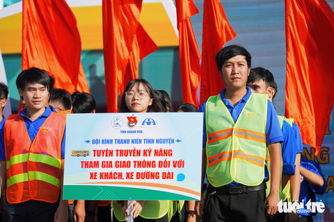 Ra mắt các lực lượng về an toàn giao thông ở TP Nha Trang - Ảnh: TRẦN HOÀI Ra mắt các lực lượng về an toàn giao thông ở TP Nha Trang - Ảnh: TRẦN HOÀI