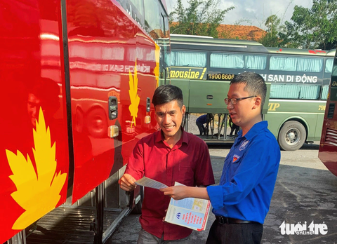 Đoàn viên phát các ấn phẩm về an toàn giao thông ở bến xe - Ảnh: TRẦN HOÀI Đoàn viên phát các ấn phẩm về an toàn giao thông ở bến xe - Ảnh: TRẦN HOÀI