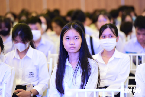 “Tiếp sức đến trường” cho tân sinh viên Bình Định, Khánh Hòa, Ninh Thuận: Học để viết tiếp ước mơ - Ảnh 1. Các bạn tân sinh viên 3 tỉnh Bình Định, Khánh Hòa, Ninh Thuận đến nhận học bổng Tiếp sức đến trường - Ảnh: DUYÊN PHAN