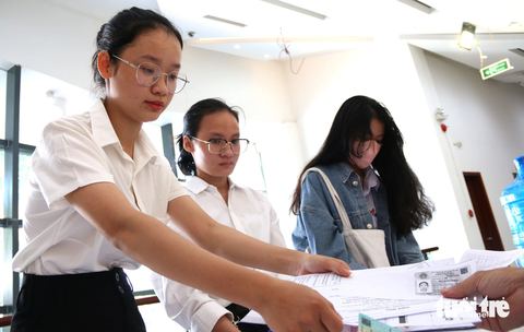 “Tiếp sức đến trường” cho tân sinh viên Bình Định, Khánh Hòa, Ninh Thuận: Học để viết tiếp ước mơ - Ảnh 3. Bạn Nguyễn Thị Hồng Diệu - tân sinh viên trường Đại học Quy Nhơn - làm thủ tục để nhận học bổng Tiếp sức đến trường - Ảnh: NGUYỄN HOÀNG