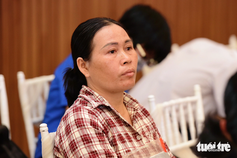 “Tiếp sức đến trường” cho tân sinh viên Bình Định, Khánh Hòa, Ninh Thuận: Học để viết tiếp ước mơ - Ảnh 4. Chị Tâm ngồi từ xa quan sát con gái - tân sinh viên Cẩm Tú, chị cho biết sáng nay ba mẹ con đón xe từ TP Cam Ranh vào để nhận học bổng - Ảnh: DUYÊN PHAN