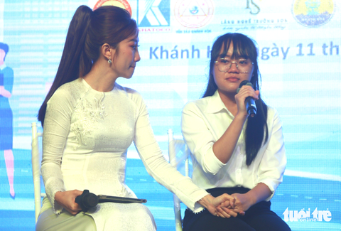 Tân sinh viên Nguyễn Hồng Hạnh bật khóc khi chia sẻ về hoàn cảnh của mình - Ảnh: NGUYỄN HOÀNG Tân sinh viên Nguyễn Hồng Hạnh bật khóc khi chia sẻ về hoàn cảnh của mình - Ảnh: NGUYỄN HOÀNG