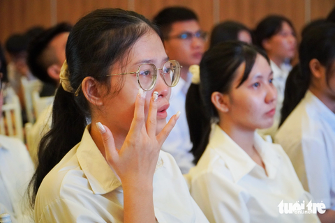 Những ai tham gia chương trình, trực tiếp nghe câu chuyện của các bạn sinh viên cũng đều xúc động - Ảnh: DUYÊN PHAN Những ai tham gia chương trình, trực tiếp nghe câu chuyện của các bạn sinh viên cũng đều xúc động - Ảnh: TRẦN HOÀI