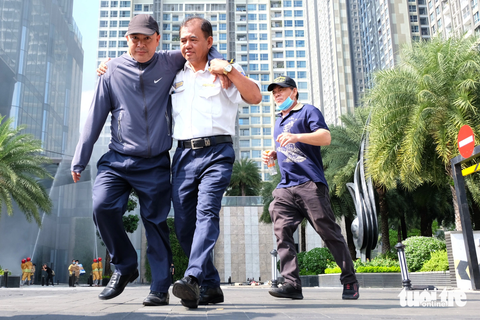 Diễn tập chữa cháy - Ảnh 4. Lúc này hệ thống loa thông báo cháy của tòa nhà thông báo, nên một số khách hàng để xe tại hầm B2 của tòa nhà Landmark 81 hoảng loạn, vội chạy vào bên trong thang máy để di chuyển lên tầng trệt thoát ra ngoài tòa nhà (do các tòa nhà liên thông với nhau tại các tầng hầm)