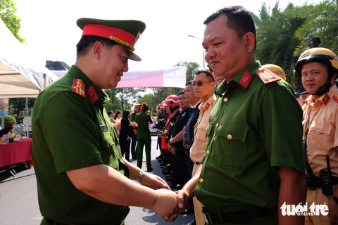 Diễn tập chữa cháy - Ảnh 11. Đại tá Huỳnh Quang Tâm, trưởng Phòng Cảnh sát PCCC và CNCH (PC07) Công an TP.HCM, giao lưu và trao hoa cho các lực lượng tham gia diễn tập