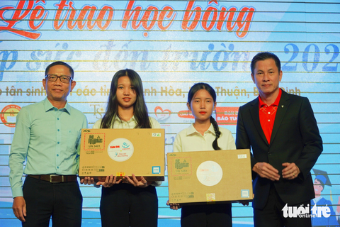 Hai tân sinh viên Lê Thảo Vi và Lê Thị Kim Ngọc nhận laptop từ chương trình - Ảnh: TRẦN HOÀI Hai tân sinh viên Lê Thảo Vi (thứ hai từ trái qua) và Lê Thị Kim Ngọc nhận laptop từ chương trình - Ảnh: TRẦN HOÀI