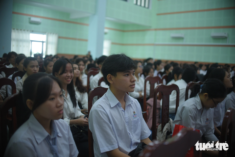 Các em học sinh có mặt từ rất sớm để đón nhận học bổng báo Tuổi Trẻ - Ảnh: LÂM THIÊN Các bạn học sinh có mặt từ rất sớm để nhận học bổng báo Tuổi Trẻ - Ảnh: LÂM THIÊN