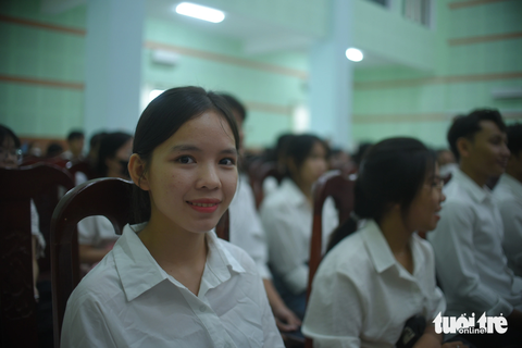 Niềm vui của một học sinh khi được nhận học bổng từ báo Tuổi Trẻ - Ảnh: LÂM THIÊN Niềm vui của một học sinh khi được nhận học bổng - Ảnh: LÂM THIÊN